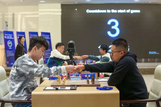 于是，他转身问万破军：破军，我让你提前准备好的东西都准备好了吗？回叶先生，都准备好了。